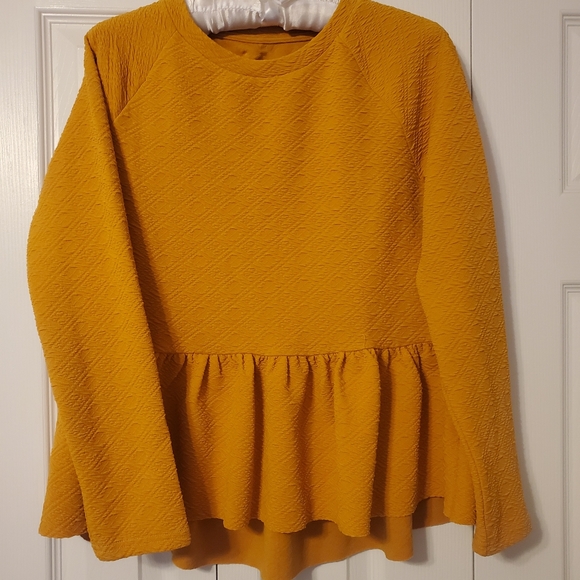 Gold flowy peplum top - Picture 2 of 2